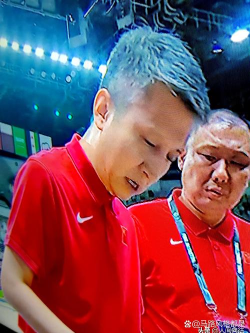 草台班子世界杯揭幕战场地一侧能见度为0，看台今日有球迷坠亡