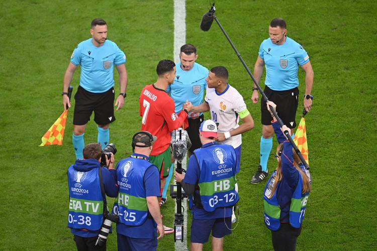 久帅：球队还在从无到有的阶段，球员这一年需要踢比赛保持好状态