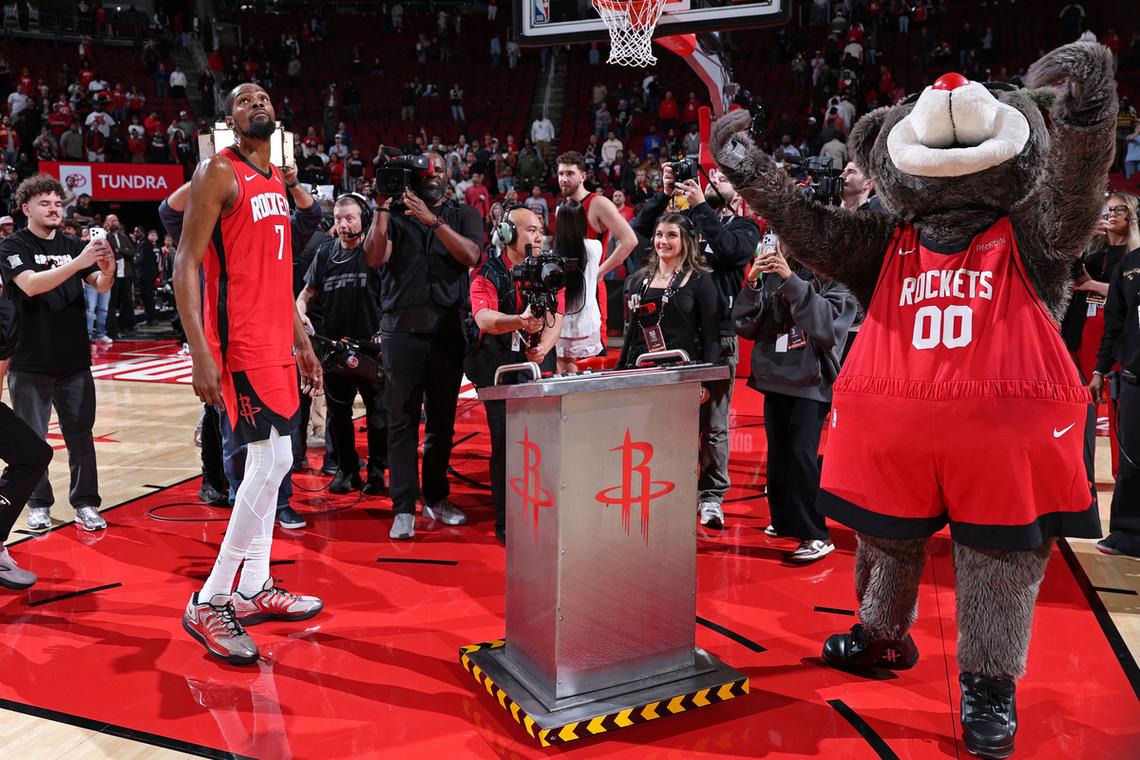 2场49分18板17助攻！再中6记三分！火箭中锋爆发，同时提升2位置