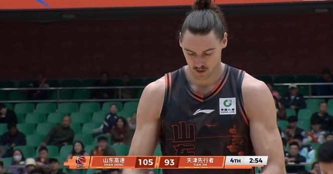 还是很给力！山东外援斯蒂尔半场6中5拿到15分4板罚球4中4