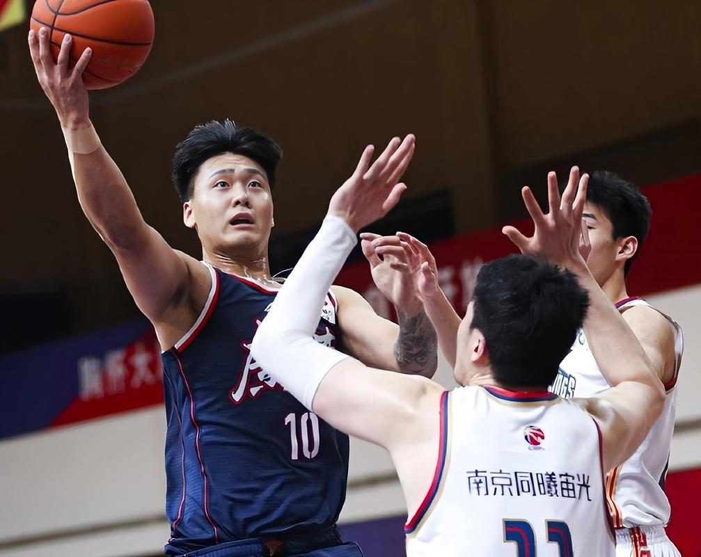 JCole来了！同曦目前11胜21负排积分榜第17位常规赛还要打10场