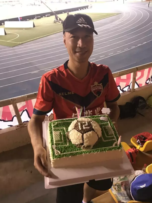 椅子还好吗一位民主刚果球迷在看台上跳魔性舞蹈走红网络