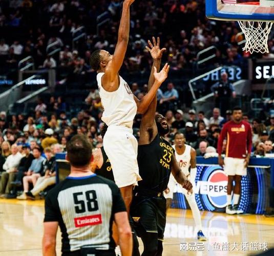 险胜！哈登19+5库里不开心，格林11中3，米切尔25+6湖人旧将恶犯