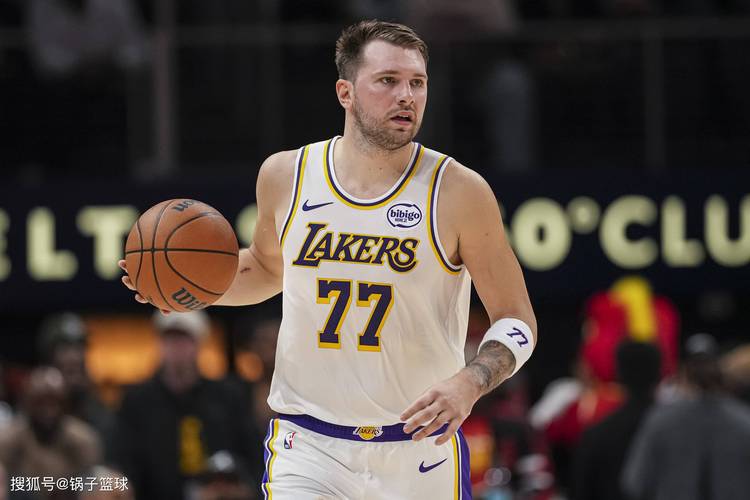 43分惨案！卫冕冠军打爆湖人：全场狂欢庆祝，东契奇12分伤退