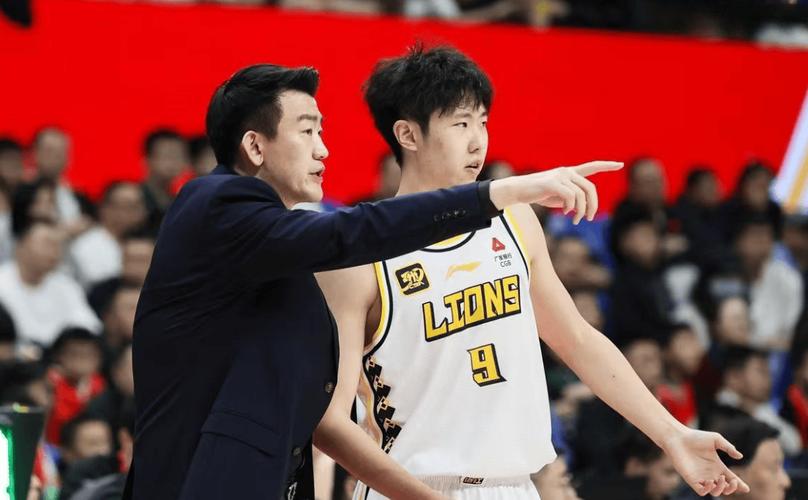 CCTV5直播！广东VS广厦胜负难料，双星猛攻后卫线，杜锋主抓防守