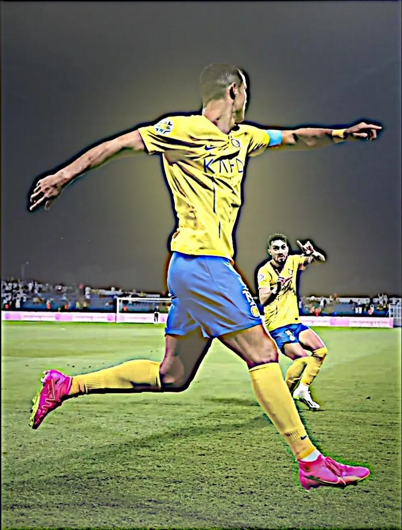 庆祝动作从小抓起！亚马尔教弟弟做C罗的标志性“SIU”庆祝