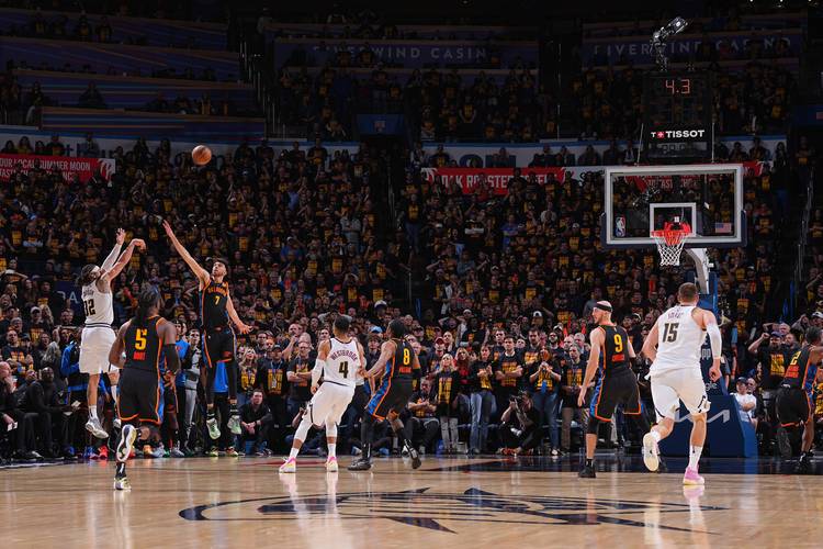 带着二级拉伤打抢七！阿隆戈登本赛季仅出战33场生涯新低